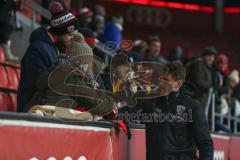 2. BL - Saison 2017/2018 - FC Ingolstadt 04 - Eintracht Braunschweig - Stefan Kutschke (#20 FCI) gibt einem Fan ein utogramm - Foto: Meyer Jürgen