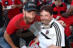 2. Bundesliga - Fußball - FC Ingolstadt 04 - 1. FC Kaiserslautern - Saisonabschiedsfeier nach dem Spiel, Fans Jubel Fahnen Selfie Autogramm Moritz Hartmann (9, FCI)