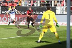 2. Bundesliga - Fußball - FC Ingolstadt 04 - DSC Armenia Bielefeld - mitte Robert Leipertz (13, FCI) Angriff Torwart Stefan Ortega Moreno (1 DSC)