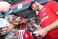 2. Bundesliga - Fußball - FC Ingolstadt 04 - 1. FC Kaiserslautern - Saisonabschiedsfeier nach dem Spiel, Fans Jubel Fahnen Selfie Autogramm Moritz Hartmann (9, FCI)