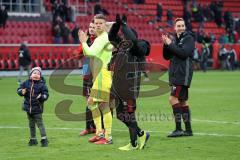 2. Bundesliga - Fußball - FC Ingolstadt 04 - Fortuna Düsseldorf - Sieg Jubel Mannschaft bedankt sich bei den Fans Kurve Torwart Örjan Haskjard Nyland (1, FCI) Almog Cohen (8, FCI) Tobias Schröck (21, FCI)