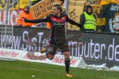 2. BL - Saison 2017/2018 - FC Ingolstadt 04 - Dynamo Dresden - Thomas Pledl (#30 FCI) trifft zum 1:0 Führungstreffer - Philip Heise (#16 Dresden) - jubel - Markus Schubert Torwart(#1 Dresden) - Foto: Meyer Jürgen