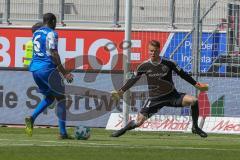 2. BL - Saison 2017/2018 - FC Ingolstadt 04 - Holstein Kiel - Kinsombi David #6 Kiel schiesst den 1:0 Führungstreffer - Orjan Nyland (#1 Torwart FCI) - Foto: Meyer Jürgen