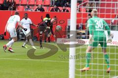 2. Bundesliga - Fußball - FC Ingolstadt 04 - SpVgg Greuther Fürth - Sonny Kittel (10, FCI) Schuß auf das Tor Torwart Sascha Burchert (30 Fürth)