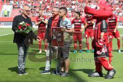 2. Bundesliga - Fußball - FC Ingolstadt 04 - 1. FC Kaiserslautern - Stefan Lex (14, FCI) wird verabschiedet von Vorsitzender des Vorstandes Peter Jackwerth (FCI) und Dr. Martin Wagener (FCI)