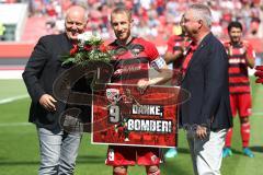 2. Bundesliga - Fußball - FC Ingolstadt 04 - 1. FC Kaiserslautern - Moritz Hartmann (9, FCI) wird verabschiedet von Vorsitzender des Vorstandes Peter Jackwerth (FCI) und Dr. Martin Wagener (FCI)