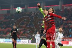 2. Bundesliga - Fußball - FC Ingolstadt 04 - VfL Bochum - Torwart Riemann, Manuel (VfL 1) boixt Ball von Stefan Kutschke (20, FCI) weg