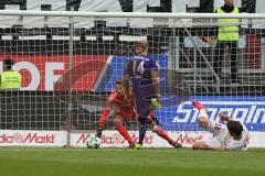 2. BL - Saison 2017/2018 - FC Ingolstadt 04 - FC Erzgebirge Aue - Orjan Nyland (#1 Torwart FCI) bekommt das 0:1 von Köpke Pascal #14 Aue - Roman Bregerie (#18 FCI) am Boden - Foto: Meyer Jürgen