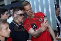 2. Bundesliga - Fußball - FC Ingolstadt 04 - 1. FC Kaiserslautern - Saisonabschiedsfeier nach dem Spiel, Fans Jubel Fahnen Selfie Autogramm Torwart Marco Knaller (16, FCI)