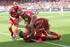 2. Bundesliga - Fußball - FC Ingolstadt 04 - SSV Jahn Regensburg - Tor Jubel Ausgleich 1:1 Sonny Kittel (10, FCI)  Darío Lezcano (11, FCI) Stefan Lex (14, FCI), links Tobias Schröck (21, FCI)