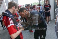 2. Bundesliga - Fußball - FC Ingolstadt 04 - 1. FC Kaiserslautern - Saisonabschiedsfeier nach dem Spiel, Fans Jubel Fahnen Selfie Autogramm Cheftrainer Stefan Leitl (FCI)