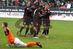 2. Bundesliga - Fußball - FC Ingolstadt 04 - Dynamo Dresden - Sonny Kittel (10, FCI) gibt Ball an Almog Cohen (8, FCI) der zum 4:2 trifft Tor Jubel Sieg, Torwart Markus Schubert (1 Dresden) am Boden, Marvin Matip (34, FCI) Tobias Schröck (21, FCI)