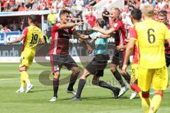 2. Bundesliga - Fußball - FC Ingolstadt 04 - 1. FC Union Berlin - 0:1 - Darío Lezcano (11, FCI) wird von Kroos Felix (Union 23) gefoult, kein Elfmeter, Stefan Kutschke (20, FCI) und Florent Hadergjonaj (33, FCI) beschweren sich beim Schiedsrichter