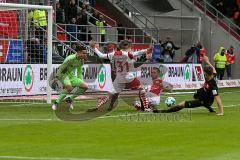 2. BL - Saison 2017/2018 - FC Ingolstadt 04 - Fortuna Düsseldorf - Stefan Kutschke (#20 FCI) - Marcel Sobotta (#31 Düsseldorf) - Raphael Wolf Torwart (30 Düsseldorf) - Foto: Meyer Jürgen