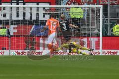 2. BL - Saison 2017/2018 - FC Ingolstadt 04 - SV Darmstadt 98 - Orjan Nyland (#1 Torwart FCI) kann den Ball abwehren - Foto: Meyer Jürgen