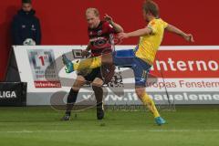 2. BL - Saison 2017/2018 - FC Ingolstadt 04 - Eintracht Braunschweig - Tobias Levels (#3 FCI) - Jan Hochscheidt (#11 Braunschweig) - Foto: Meyer Jürgen