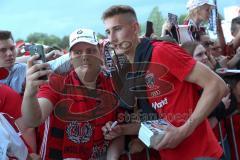 2. Bundesliga - Fußball - FC Ingolstadt 04 - 1. FC Kaiserslautern - Saisonabschiedsfeier nach dem Spiel, Fans Jubel Fahnen Selfie Autogramm Phil Neumann (26, FCI)