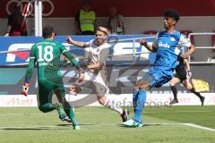 2. Bundesliga - Fußball - FC Ingolstadt 04 - Holstein Kiel - Thomas Pledl (30, FCI) scheitert an Torwart Kenneth Kronholm (18 Kiel)