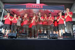 2. Bundesliga - Fußball - FC Ingolstadt 04 - 1. FC Kaiserslautern - Saisonabschiedsfeier nach dem Spiel, Fans Jubel Fahnen Schals Spruchband, Mannschaft Team