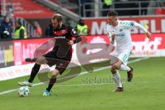 2. Bundesliga - Fußball - FC Ingolstadt 04 - SpVgg Greuther Fürth - Moritz Hartmann (9, FCI) Fabian Reese (17 Fürth)