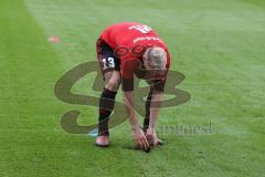 2. BL - Saison 2017/2018 - FC Ingolstadt 04 - Fortuna Düsseldorf - Robert Leipertz (#13 FCI) setzt den Rasen wieder ein - Foto: Meyer Jürgen
