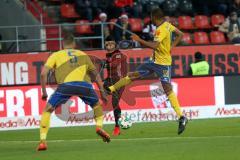 2. Bundesliga - FC Ingolstadt 04 - Eintracht Braunschweig - mitte Alfredo Morales (6, FCI) Flanke Louis Samson (#13 Braunschweig) und Gustav Valsvik (#5 Braunschweig) stören