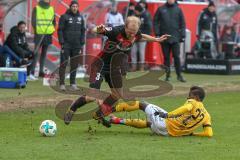 2. BL - Saison 2017/2018 - FC Ingolstadt 04 - Dynamo Dresden - Tobias Levels (#3 FCI) - Moussa Kone (#27 Dresden) - Foto: Meyer Jürgen