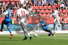 2. Bundesliga - Fußball - FC Ingolstadt 04 - Holstein Kiel - rechts Sonny Kittel (10, FCI) Schuß Rafael Czichos (5 Kiel) Robert Leipertz (13, FCI) Christopher Lenz (16 Kiel)