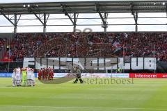 2. BL - Saison 2017/2018 - FC Ingolstadt 04 - SSV Jahn Regensburg - Choreo - Fans - Südtribüne - Banner - Spruchband - Die Mannschaften bilden einen Kreis vor dem Spiel - Foto: Meyer Jürgen
