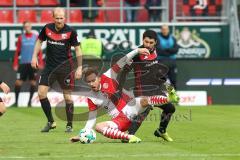 2. Bundesliga - Fußball - FC Ingolstadt 04 - Fortuna Düsseldorf - rechts Almog Cohen (8, FCI) wirft Niko Gießelmann zu Boden