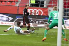 2. Bundesliga - Fußball - FC Ingolstadt 04 - SpVgg Greuther Fürth - Marco Caligiuri und Thomas Pledl (30, FCI) Tor Torwart Sascha Burchert (30 Fürth)