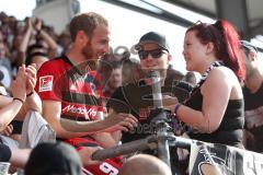 2. Bundesliga - Fußball - FC Ingolstadt 04 - 1. FC Kaiserslautern - Moritz Hartmann (9, FCI) verabschiedet sich von den Fans, Humba Tanz Mikrofon