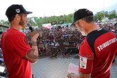 2. Bundesliga - Fußball - FC Ingolstadt 04 - 1. FC Kaiserslautern - Saisonabschiedsfeier nach dem Spiel, Fans Jubel Fahnen Schals Spruchband Interview Abschied Danke Moritz Hartmann (9, FCI)