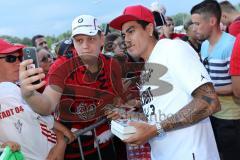 2. Bundesliga - Fußball - FC Ingolstadt 04 - 1. FC Kaiserslautern - Saisonabschiedsfeier nach dem Spiel, Fans Jubel Fahnen Selfie Autogramm Darío Lezcano (11, FCI)