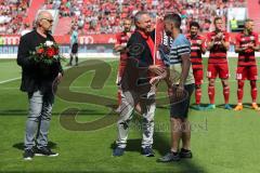 2. Bundesliga - Fußball - FC Ingolstadt 04 - 1. FC Kaiserslautern - Stefan Lex (14, FCI) wird verabschiedet von Vorsitzender des Vorstandes Peter Jackwerth (FCI) und Dr. Martin Wagener (FCI)