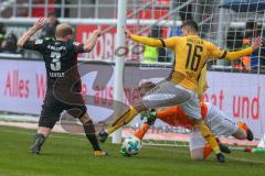 2. BL - Saison 2017/2018 - FC Ingolstadt 04 - Dynamo Dresden - Tobias Levels (#3 FCI) vergibt eine Torchance - Markus Schubert Torwart(#1 Dresden) - Philip Heise (#16 Dresden) - Foto: Meyer Jürgen