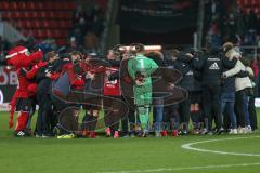 2. BL - Saison 2017/2018 - FC Ingolstadt 04 - Eintracht Braunschweig - Die Mannschaft bildet einen Kreis nach dem Spiel - Foto: Meyer Jürgen