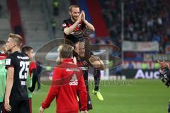 2. Bundesliga - Fußball - FC Ingolstadt 04 - 1. FC Heidenheim - Spiel ist aus Sieg FCI 3:0 Jubel Bei den Fans Laola Welle Tobias Levels (3, FCI) nimmt Rückkehrer Moritz Hartmann (9, FCI) auf die Schulter