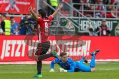 2. BL - Saison 2017/2018 - FC Ingolstadt 04 -1. FC Nürnberg - Robert Leipertz (#13 FCI) schiesst den 1:0 Führungstreffer - jubel - Almog Cohen (#8 FCI) freut sich reisst die Arme hoch - Fabian Bredlow (#24 Torwart Nürnberg) Foto: Meyer Jürgen