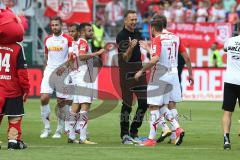 2. Bundesliga - Fußball - FC Ingolstadt 04 - SSV Jahn Regensburg - Spiel ist aus 2:4, Cheftrainer Achim Beierlorzer (Jahn) gratuliert seinen Spielern Marcel Hofrath (7 Jahn)