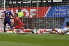 2. BL - Saison 2017/2018 - FC Ingolstadt 04 - FC Erzgebirge Aue - Orjan Nyland (#1 Torwart FCI) bekommt das 0:1 von Köpke Pascal #14 Aue - Roman Bregerie (#18 FCI) am Boden - Foto: Meyer Jürgen