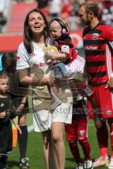 2. Bundesliga - Fußball - FC Ingolstadt 04 - 1. FC Kaiserslautern - Freundin Anna von Moritz Hartmann (9, FCI) läuft mit Tochter ein