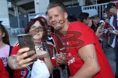 2. Bundesliga - Fußball - FC Ingolstadt 04 - 1. FC Kaiserslautern - Saisonabschiedsfeier nach dem Spiel, Fans Jubel Fahnen Selfie Autogramm Torwart Örjan Haskjard Nyland (1, FCI)