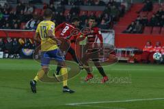 2. BL - Saison 2017/2018 - FC Ingolstadt 04 - Eintracht Braunschweig - Almog Cohen (#8 FCI) mit einem Schuss auf das Tor - Louis Samson (#13 Braunschweig) - Alfredo Morales (#6 FCI) - Foto: Meyer Jürgen