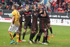 2. Bundesliga - Fußball - FC Ingolstadt 04 - Dynamo Dresden - Sonny Kittel (10, FCI) gibt Ball an Almog Cohen (8, FCI) der zum 4:2 trifft Tor Jubel Sieg, Marvin Matip (34, FCI) Tobias Schröck (21, FCI) Christian Träsch (28, FCI) Hauke Wahl (25, FCI) Manue