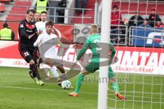 2. Bundesliga - Fußball - FC Ingolstadt 04 - SpVgg Greuther Fürth - kommt zu spät Stefan Kutschke (20, FCI) Marco Caligiuri am Ball Torwart Sascha Burchert (30 Fürth)