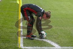 2. BL - Saison 2017/2018 - FC Ingolstadt 04 - FC St. Pauli - Patrick Ebert (#7 FCI) legt sich den Ball zurecht - Eckball - Foto: Meyer Jürgen