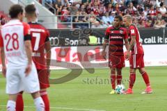 2. Bundesliga - Fußball - FC Ingolstadt 04 - SSV Jahn Regensburg - Paulo Otavio (4, FCI) Sonny Kittel (10, FCI) beraten sich wer den Freistoß schießt