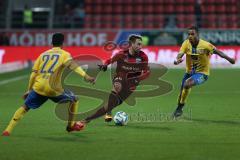 2. BL - Saison 2017/2018 - FC Ingolstadt 04 - Eintracht Braunschweig - Thomas Pledl (#30 FCI) - Salim Khelifi (#22 Braunschweig) - Louis Samson (#13 Braunschweig) - Foto: Meyer Jürgen