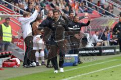 2. Bundesliga - Fußball - FC Ingolstadt 04 - FC Erzgebirge Aue - Cheftrainer Stefan Leitl (FCI) schimpft über Schiedsrichterentscheidung, hinten Co-Trainer Ersin Demir (FCI) und Angelo Vier